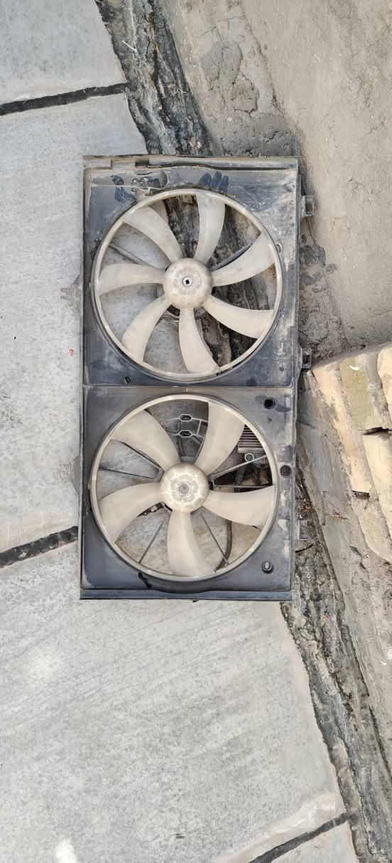 السلام عليكم مراوح افلون نقص بس ماطور نضيفات .كمبريسر تبريد مال كصه سينا وافلون كامري سته سلندر .للتواصل ***********
