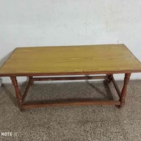 ميز وسطي • طاولة