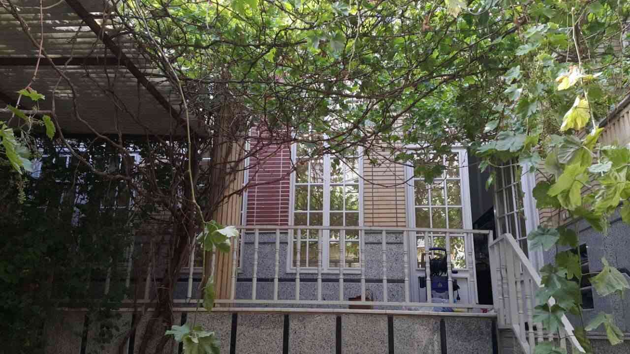 من ايران مدينة قم المقدسة للبيع او مراوس مع الدار في نجف
🏡 بيت للبيع - موقع مميز جداً
بيت للبيع في شارع الجمهورية، زقاق 36، فرع 4 📍
موقع راقي و قريب من كل الخدمات
✨ مواصفات البيت:
بيت بطابقين (كل طابق مستقل) – مناسب لعائلتين 👨‍👩‍👧‍👦
مجموعا  اربع غرف 
بيه حوش واسع + باب كهربائي 🚪
كراج (باركينگ) مسقوف 🚗
ينفع للسكن أو تحويله مدرسة / معهد / مؤسسة
📐 المساحة الارض : 154 متر
مساحة البناء:  284 متر
📄 سند طابو 6 دانگ (ملكية تامة)
⚡ الخدمات:
عدادين كهرباء
عدادين مي
غاز مفصول
🧱 البيت نظيف و مرتب، وتصميمه حلو
مناسب للسكن المباشر أو للتجديد والتطوير
💰 السعر: ( 220 میلیون دینار عراقی)
📞 للاستفسار والتواصل خاص :
***********   فقط عل واتس اب 
***********
00989024024222

