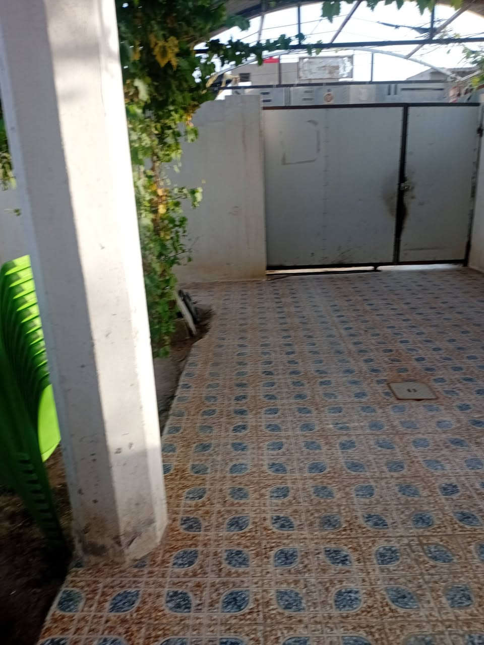 دار للبيع في حي الامير الاول المساحه ٢٨٠ متر طابو سكن  يشتمل على  غرف نوم عدد٢ + صاله كبيره + استقبال ٧×٤ +مطبخ + صحيات داخل وخارج يقع على شارع ٢٠متر مقابل بيت سيد جابر مخدوم بالماء والكهرباء  شارع تبليط ومجاري  الذي يرغب بالشراء يتصل على مكتب سيد إبراهيم الشرفي للعقار  على الأرقام  *********** ، ***********
