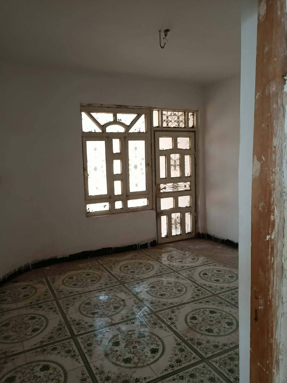 دار مساحته 200 متر مربع، طابقين، يتكون الطابق الأول من مطبخ، حمامات عدد 2، هول، استقبال، غرف نوم عدد 2، مخزن، منور.
ويتكون الطابق الثاني من 4 غرف نوم وهول وسطي وحمامات عدد 2، كما يحتوي المنزل على كراج....
عنوان البيت: كربلاء/ حي النصر/قرب مدرسة إعدادية الثريا وثانوية بضعة الرسول "ص".

مبلغ الإيجار: 600 ألف دينار شهرياً
للاستفسار أكثر الاتصال على: ***********
