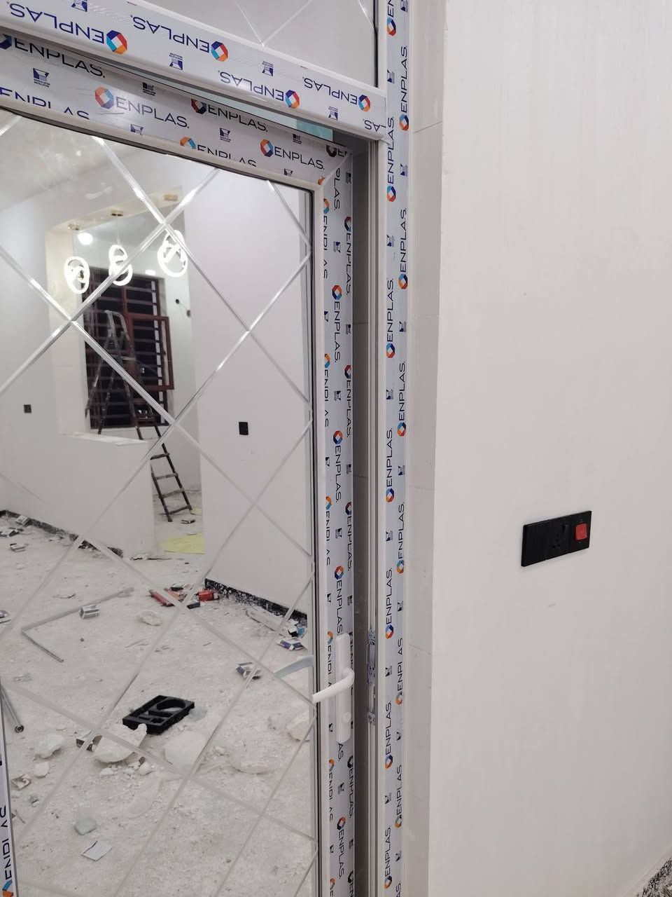 مشتمل مربع 100 متر ع شارع 20 بالسياسيين شارع مدرسة الروان
يحتوي ع طابقين كل طابق معزول بمدخل خاص 
 يحتوي كل طابق ع غرفتين ومطبخ وهول داخلي وصحيات واستقبال بالارضي
فارغ وجاهز للسكن يصلح ايجارات او معهد تدريس او للسكن حسب رغبة المشتري
بناء 2026 حديث مابي اي نقص
 موقعه قريب جدا من شارع الحي ومجاور المدرسه وشارع 20
للبيع نقدا فقط مابيع مبادره او مراوس بقطعه او نص قطعه بالسياسيين مع الفرق نقدا
متواجد ع الخاص واتساب واتصال ***********
شغل درجه اولى اساس رفت 40 سم مسلح تسليح عماره والطابق الأرضي دنك بالإضافة للبناء
