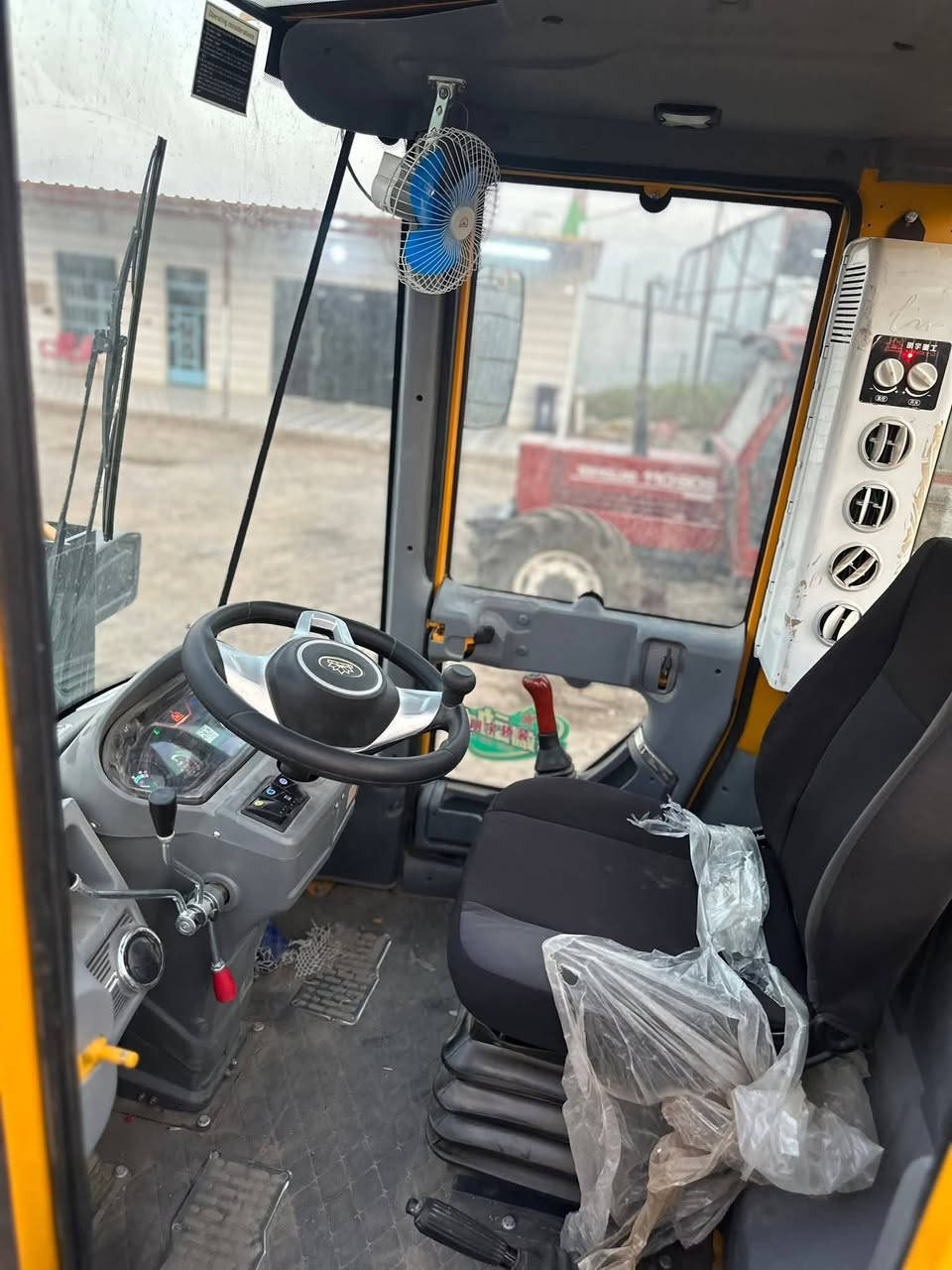 السلام عليكم 
للبيع 
شفل صيني حجم 50 نوع zl918 بحالة الوكالة استعمال قليل جدا رقم بصرة باسمي 
السعر ٢٣٥ ورقة 
مكان الالية / البصرة
للاتصال / ***********
