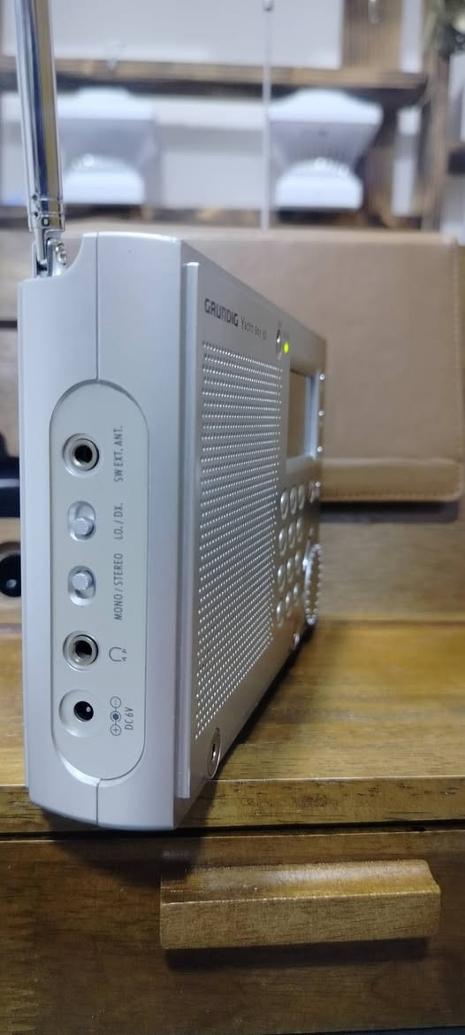 للبيع: التحفة الألمانية Grundig Yacht Boy 80
​عشاق الراديو وهواة الاقتناء، متاح الآن واحد من أفضل إصدارات شركة جرونديك الألمانية، الراديو الشهير Yacht Boy 80 الذي يجمع بين التصميم الكلاسيكي والأداء الرقمي القوي.
​✨ مميزات الجهاز:
​تغطية شاملة: يستقبل موجات الـ FM، والموجات الطويلة (LW)، والمتوسطة (MW)، وجميع نطاقات الموجة القصيرة (SW).
​دقة التوليف: شاشة رقمية (Digital) تظهر التردد بوضوح مع إمكانية البحث التلقائي أو اليدوي.
​نقاء الصوت: يتميز بصوت "جرونديك" الدافئ والنقي الذي يملأ الغرفة رغم حجمه المدمج.
​المميزات الإضافية: يحتوي على منبه، ساعة عالمية، ومدخل للسماعات، ويدعم تقنية الـ SSB لاستقبال الهواة.
​🔍 الحالة الفنية:
​الحالة: ( "مستعمل بحالة جيدة جداً")
​الأداء: يعمل بكفاءة 100% على البطاريات وامكانية تشغيله بمحولة خارجية 6 فولت 
​💰 السعر والتفاصيل واتس اب ***********
​📍 التوصيل داخل العراق فقط مع تغليف امن جدا
