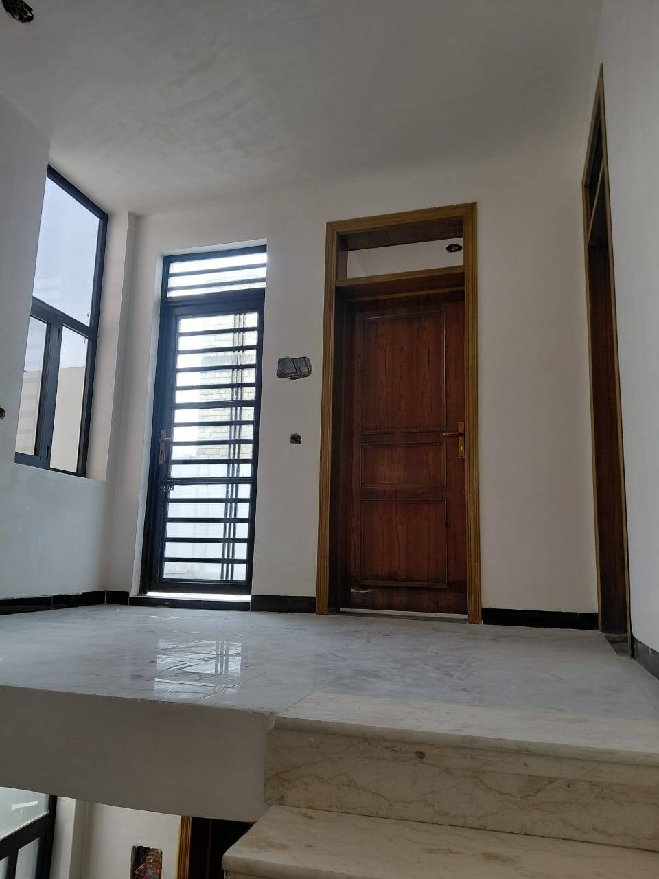 🏡 #للبيع #دار_سكني (غير مسكون سابقا)
📍 #الموقع: حي الصحة فرع المدينة المائية 
✨ #المواصفات:
▫️ المساحة : 100 م (10 في 10 )
▫️#طابــــــو زراعي سند 25 
..........
🔹 الطابق الأرضي:
_ غرفــــــــــه نـــــوم 
_ غرفة نوم 
_ صاله 
_ كلدور 
_ مطبخ 
_ مجمع صحيات 
🔹 *الطابق العلوي:
_ غرفتين نوم
_  ومجمع صحيات 
 ...................... 
📞 للاستفسار والمعاينة: 
الاتصال على الارقام :
***********☎️ واتساب
او مراجعة المكتب 
الحلة _ الكرامة الشارع المشجر مجاور اسواق المطار 1 
✅ نستقبل جميع عروضكم السكنية 🏠 والتجارية 🏡 بكافة مناطق الحلة 
……………………………
