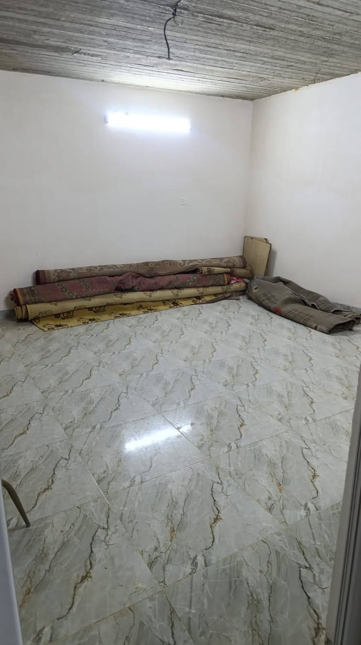 دار للبيع ٢٠٠م بلدية طابقين جديد الطابق الأول مثل الطابق الثاني مسجل في البلدية وعندي رقم مخصص للتمليك يتكون من طابقين ونص كل طابق بيه غرفتين نوم وصالة وهول داخلي وصحيات داخلية وخارجية ومطبخ بيه كراج سيارة وحديقة للاستفسار الاتصال على الرقم ***********
