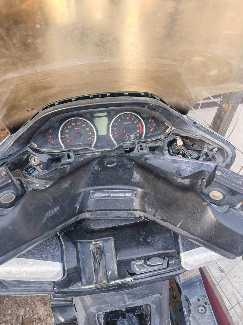 سلام عليكم للبيع دراجه ساسوكي سكاي ويف محرك 400 لمتدد فول مواصفات تدفه بليدات نضام اي بي اس تاير جديد فقط مكينه بكن غراضه موجوده كله متروكه يحتاجله فقط مكينه ابيعه على هاي الحطه السعر ٣٠٠ وبيه مجال الشراي يتصل   ***********  مكاني الدوره
