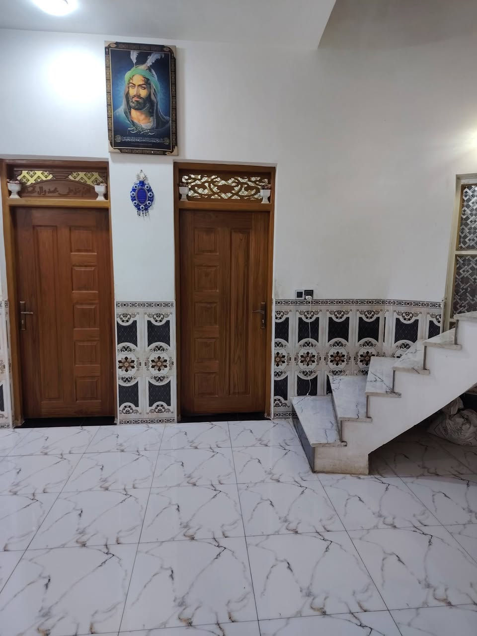 السلام عليكم بيت للبيع في حي الشرطة يحتوي على غرفتين نوم وصالة مطبخ حار وبارد استقبال صحيات داخلية وخارجية الطابق الأرضي كامل والطابق الثاني علنص المساحة 200 متر مطلوب إسكان ٤٠ مليون الرقم،، ***********
