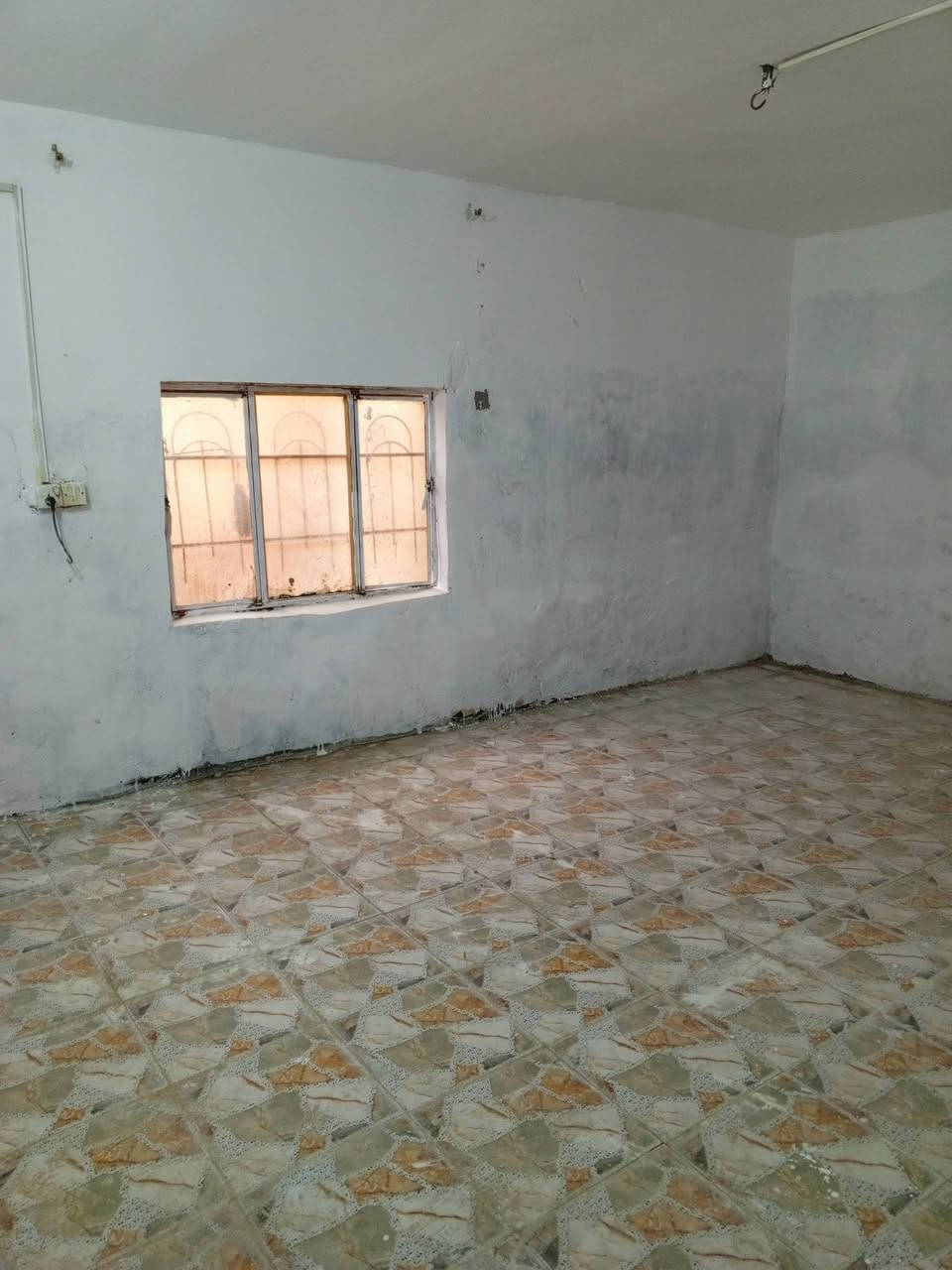 سلام عليكم
حي زهراء يم مشتله 
بيت دولار 
المساحه 150 
غرفه مطبخ واستقبال وصاله 
صحيات وحمام 
***********
