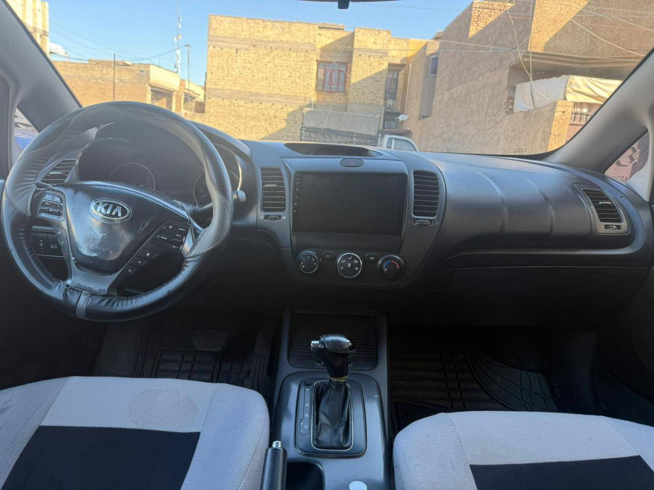 سلام عليكم كيه فورتي موديل 2014  مكينه 2000 GDi  لمو شراي لايكسر بالحلال ولا يواعد جذب مكان السياره بغداد الكاظمي او التاجيات السعر 92 وبيه مجال ***********
