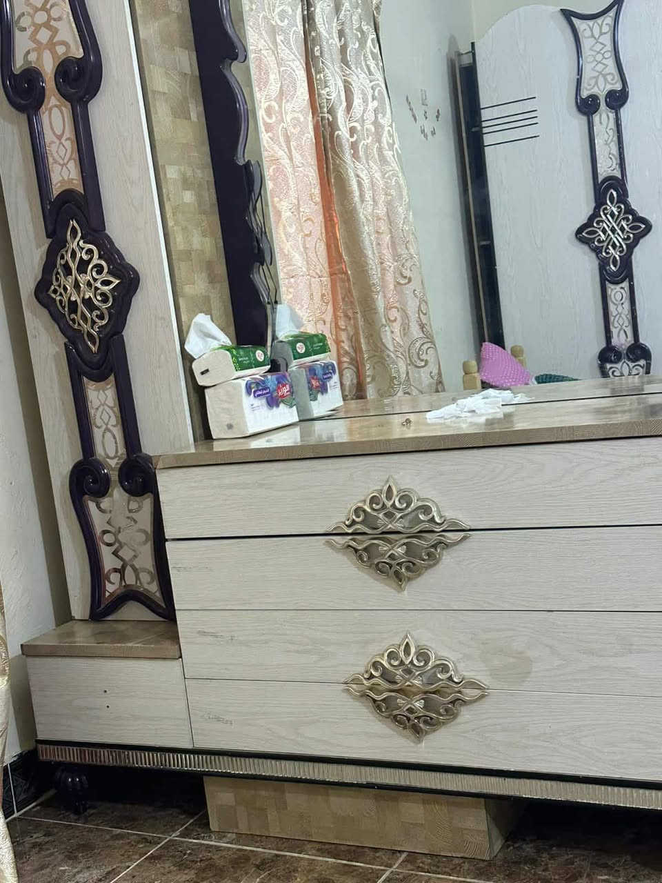 سلام عليكم 
غرفه للبيع مع كنتور وميز ابو لمرايه ومجرات اصغار عدد2 ولكبار عدد 2 السعر250وبيه مجال الاستفسار ***********
