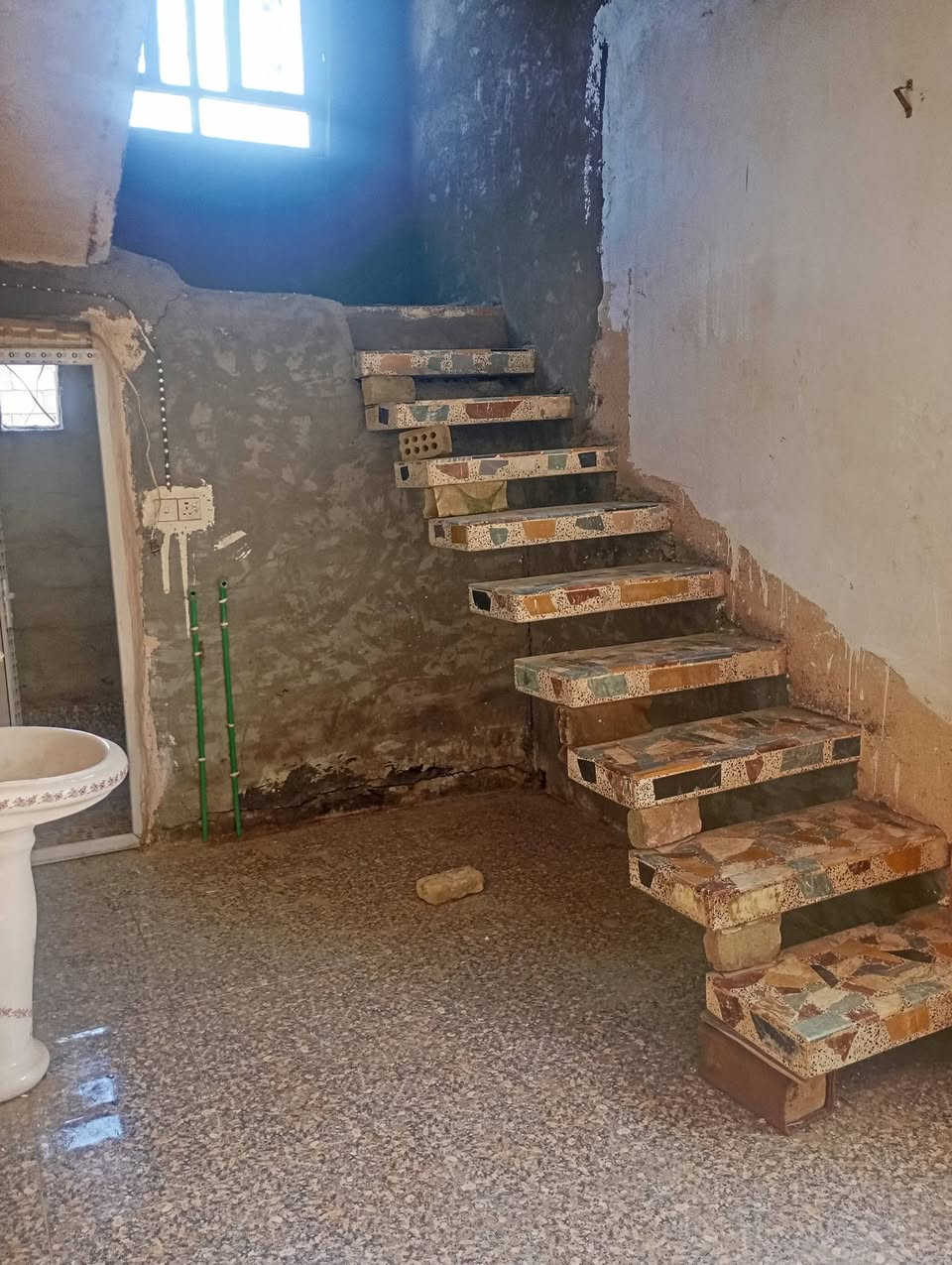 ا
لسلام عليكم 
. بيت للبيع 

الموقع  حي العسكري قرب كاع الفوازين 

. 

نوع العقار  زراعي بكاع الفوازين 

. 

 مساحه 200 البيت 

. 

بي غرفه 

صاله 

مطبخ 

استبقال 

حمام داخلي 

سعر البيت 18 بيع سريع متوازين عليه تم انزال سعر بسبب ضرف 

رقم الهاتف ***********
