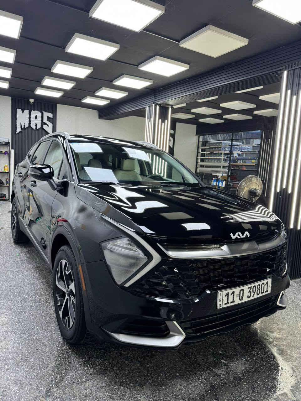 السلام عليكم
سبورتج  للبيع
مديل.  : 2023
رقم.   :    بغداد
موصفات: ،بصمه،،  جلد ابيض كراسي كهرباء وكذالك تدفئه بالكشنات، شاشه متصله،   شاحن USBوكذالك شاحن 
لاسلكي،ومود درايف، وتحكات ستيرن، ومثبت سرعه ومقود،مواصفات اهواي. 
حادث؛ السياره فقط بنيد صورالحادث مرفقه بالمنشور

الرقم ؛ ***********
متوفر خاص وتساب بغداد, العراق
