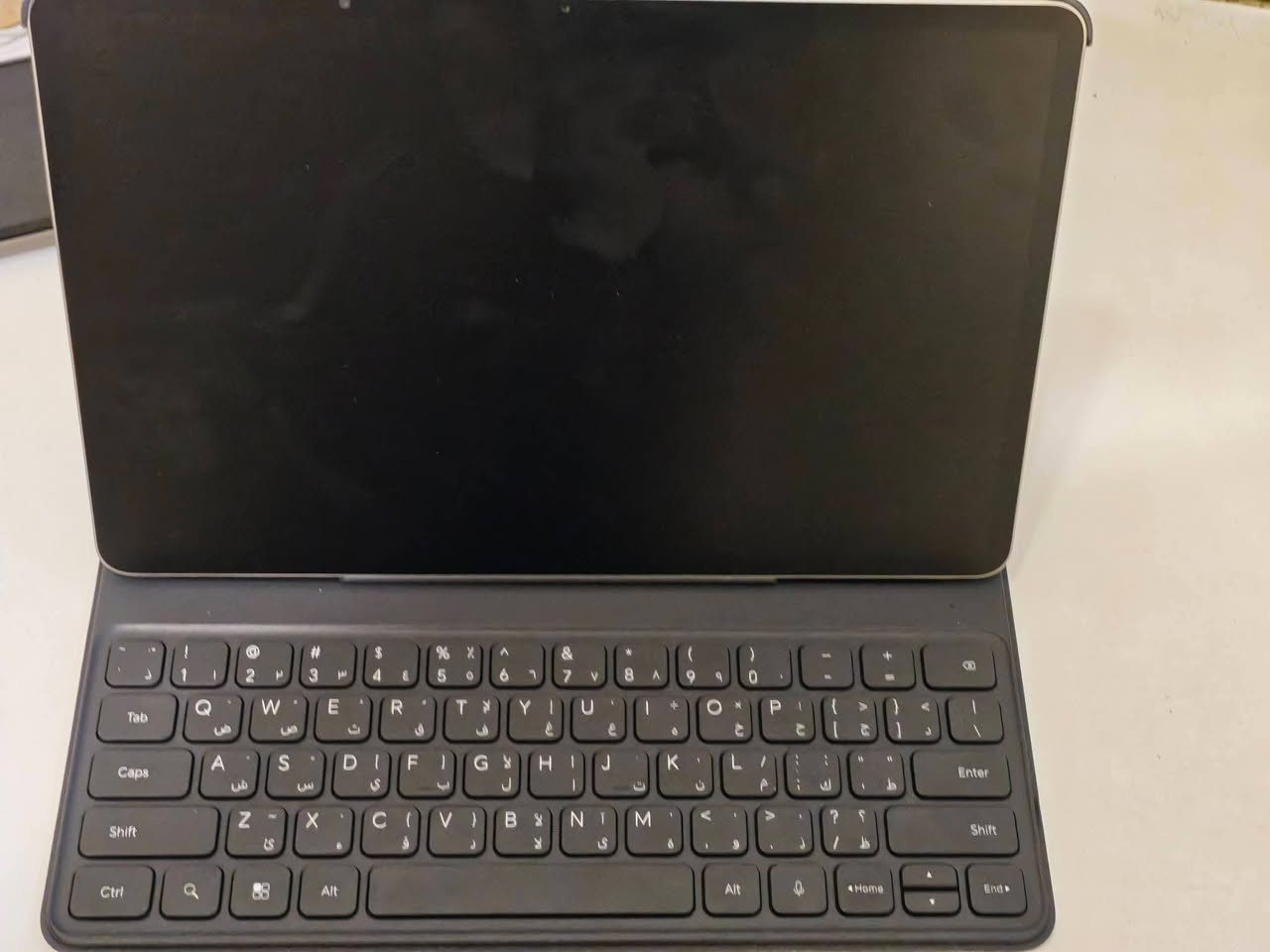 السلام عليكم
💥 هونر باد 10 او 10 Honor Pad
الملحقات قلم هونر الاصلي + كفر كيبورد + كفر ثاني + شاحن + كارتون + لاصق شاشة زجاجي  ..
استخدام اقل الشهر 
🟢 الموقع واسط / الاحرار  ☘

🔴الشاشة: 12.1 بوصة من نوع IPS LCD بدقة 2560×1600 بكسل (2.5K)، معدل تحديث 120 هرتز، وتدعم 1.07 مليار لون.

🔴الأداء: معالج Qualcomm Snapdragon 7 Gen 3 (تقنية 4 نانومتر) القوي.

🔴 الذاكرة والتخزين: 8 جيجابايت رام + 256 جيجابايت مساحة تخزين داخلية.
البطارية والشحن: 10100 مللي أمبير تدعم الشحن السلكي السريع بقوة 35 واط.

🔴 الكاميرا: خلفية 8 ميجابكسل، وأمامية 8 ميجابكسل (تدعم تسجيل فيديو 1080p).

🔴 النظام: أندرويد 15 مع واجهة MagicOS 9.0.

🔴الصوت والتصميم: 6 مكبرات صوت مع تقنية HONOR Spatial Audio. هيكل معدني، سماكة 6.29 ملم، ووزن 525 جرام.

🔴 الإضافات: دعم Wi-Fi 6، بلوتوث 5.3، دعم لوحة مفاتيح ذكية .
🔴 السعر خاص 
🔴للتواصل المراسله خاص او الاتصال ***********
