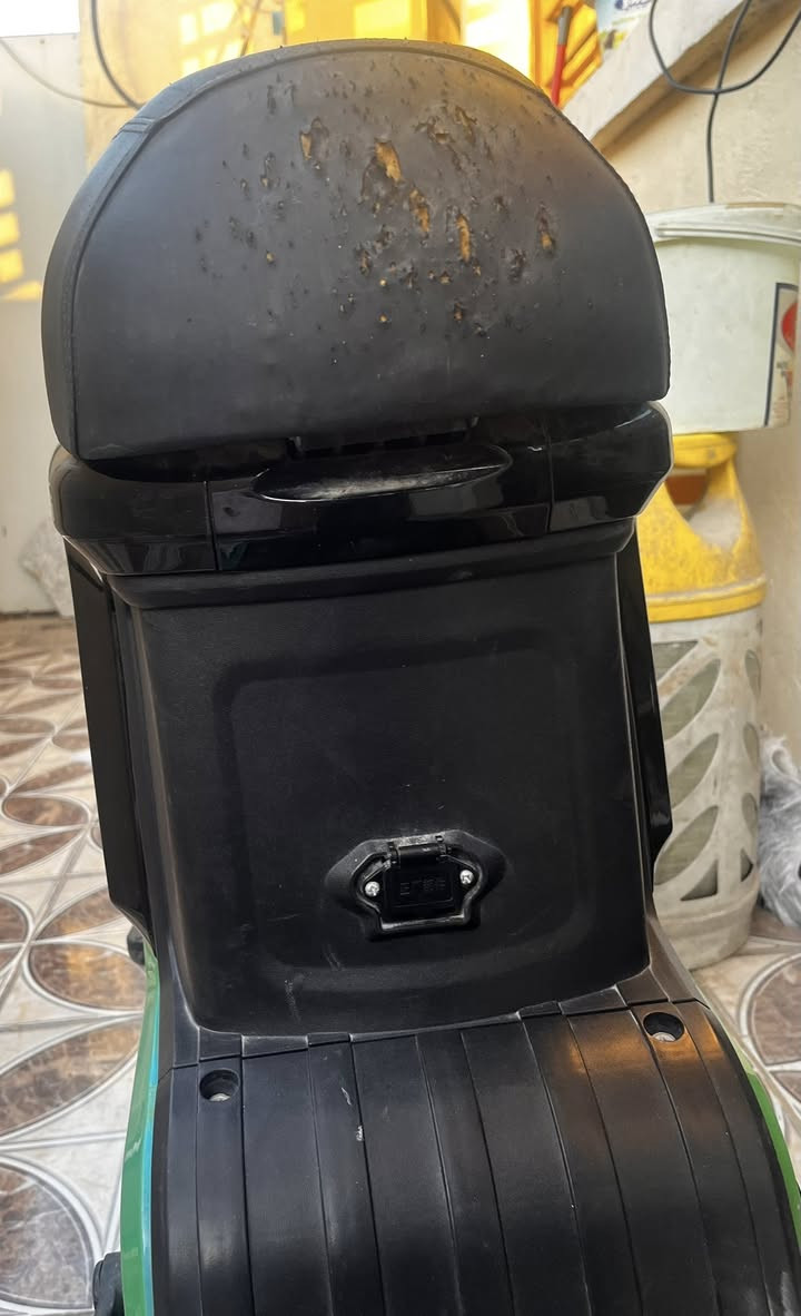 السلام عليكم

للبيع دراجة R9

الدراجة مستعملة وحالتها جيدة، لكن متروكة فترة بدون استخدام.
حالياً ساكتة وما تاخذ شحن، وما أعرف السبب بالضبط، ممكن بسبب تركها فترة.

قبل فترة سويت لها إدامة كاملة وتشمل:
 • تبديل بطاريات
 • جاملغات خلفية
 • تخم تايرات
 • شاحنة أصلية
 • مرايات

البطاريات تقريباً نص عمر وباقي الأمور حالتها زينة.
الدراجة حالياً تحتاج تصليح بسيط أو فحص.

للبيع  بسعر مناسب واللي عنده خبرة بالدراجات ممكن يستفاد منها.

السعر  المعروض (280 الف )والسعر قابل للتفاوض بالسعر اليناسبك .

للتواصل:
واتساب أو ماسنجر
***********
