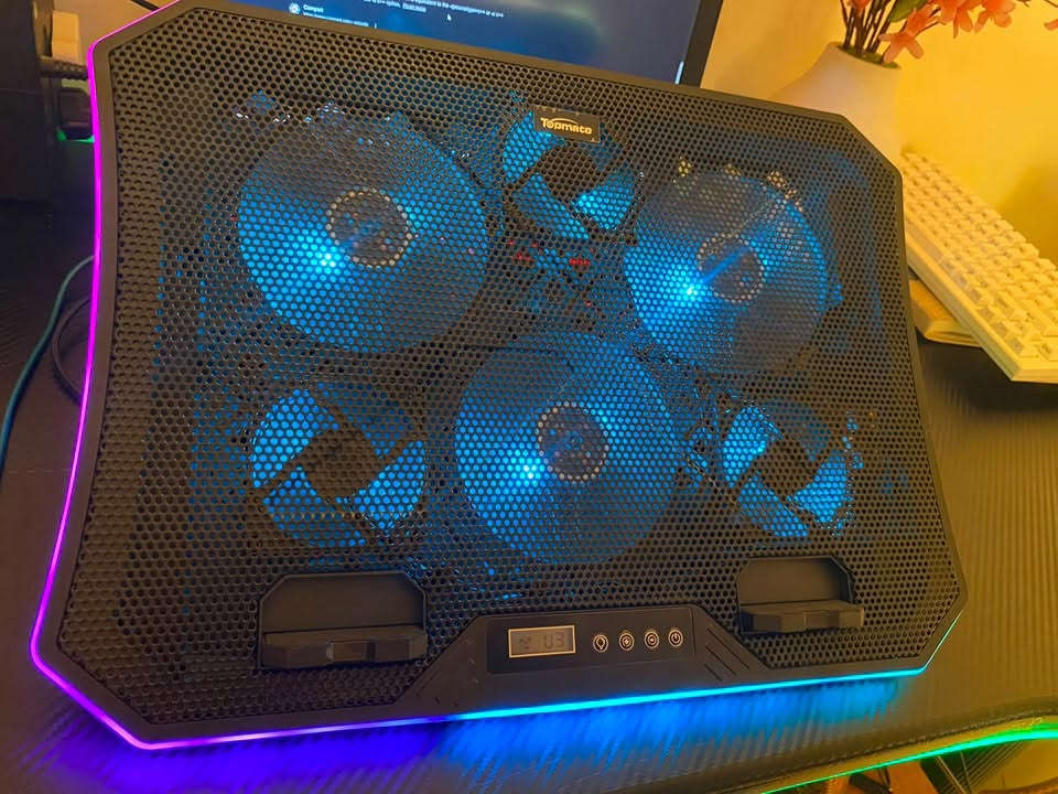 سعر ٣٠ الف
الاسم والموديل
 * الشركة المصنعة: Topmate
 * اسم المنتج: Laptop Cooling Pad
 * الموديل: C12
 * نسخة اللون: Ice Blue (أزرق ثلجي للمراوح مع إضاءة RGB محيطية)
المواصفات التقنية (كما هي موضحة على العلبة)
 * وزن المنتج: 1.17 كيلوجرام.
 * أبعاد المنتج: 415 × 300 × 33 ملم.
 * المراوح: 6 مراوح عالية السرعة (2 مروحة بحجم كبير، و4 مراوح بحجم صغير).
 * حجم المروحة الكبيرة: 110 × 110 × 15 ملم.
 * حجم المروحة الصغيرة: 70 × 70 × 15 ملم.
 * سرعة المروحة الكبيرة: من 1000 إلى 1400 دورة في الدقيقة (RPM).
 * سرعة المروحة الصغيرة: من 1800 إلى 2400 دورة في الدقيقة (RPM).
 * مستوى الضجيج: 21 - 26 ديسيبل (تعتبر مروحة هادئة/صامتة).
 * زاوية الميل (الارتفاع): قابلة للتعديل من 6.5 درجات إلى 50 درجة.
المميزات الإضافية
 * مستويات الارتفاع: تدعم 8 مستويات مختلفة لضبط ارتفاع اللابتوب بما يناسبك.
 * الإضاءة: إضاءة RGB ملونة محيطية يمكن تغيير أنماطها، بالإضافة إلى إضاءة زرقاء للمراوح.
 * التحكم: تحتوي على شاشة صغيرة وأزرار للتحكم في التشغيل، تغيير نمط الإضاءة، وزيادة أو تقليل سرعة المراوح (تحتوي على 6 سرعات من v1 إلى v6).
 * المنافذ: تحتوي على منفذي USB (Dual USB Ports).
 * التصميم والمواد: سطح من الشبك المعدني (Metal Mesh) لتشتيت الحرارة بكفاءة، مع وجود حاجز سفلي مانع لانزلاق اللابتوب (Anti-Slip Bezel).


**إذا كنت صاحب هذا الإعلان وتريد حذفه لأي سبب، رجاءا أرسل رسالة إلى الدعم الفني**