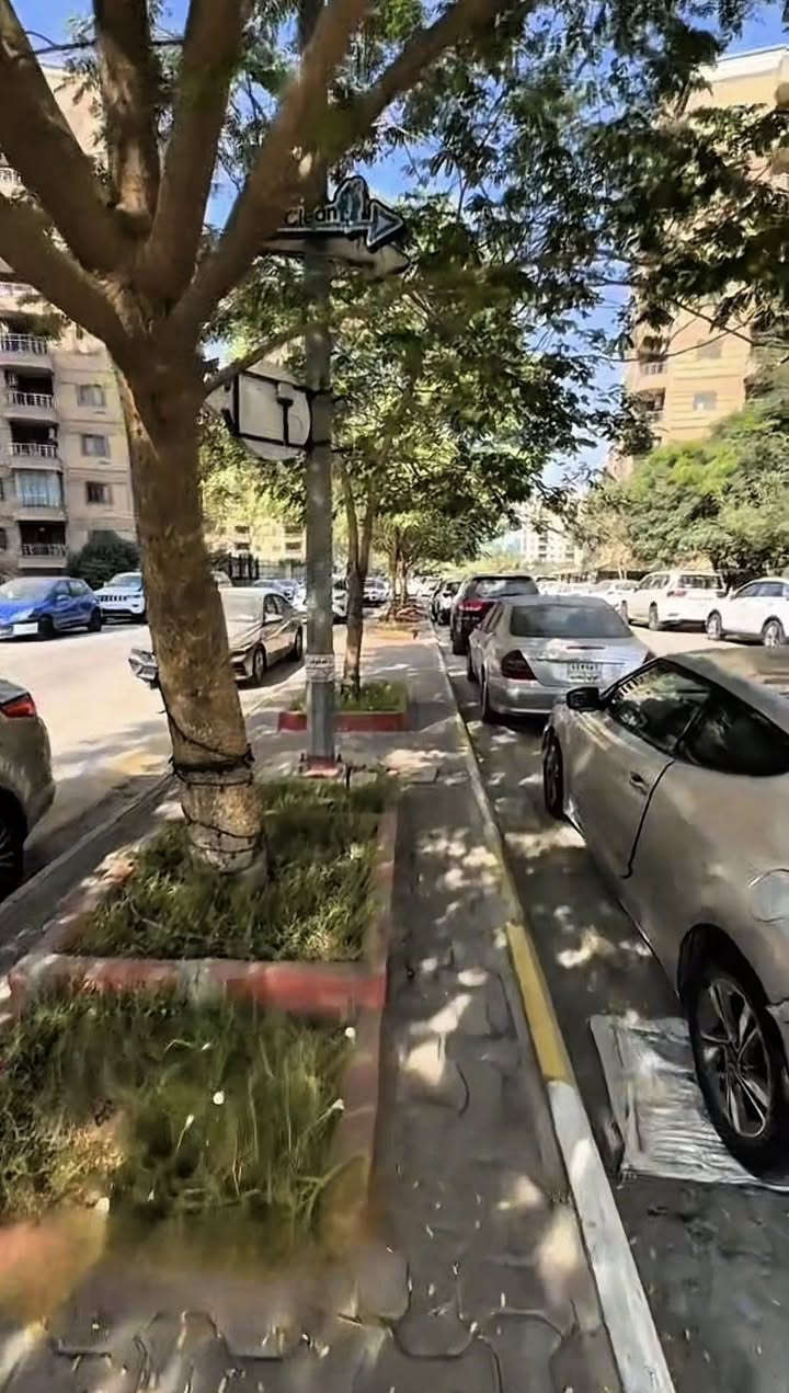 🪟 شقة للبيع مؤثثة بالكامل بمواصفات مرتبة وإطلالة بانورامية، ضمن مجمع مرغوب وهادئ📍مجمع الأيادي (بسكولاته)

📐 المساحة: 163 متر. 
🏢 الطابق: السابع.  البناية: رقم 16. 
🌄 الإطلالة: بانورامية مميزة على النادي. 
🛏 عدد الغرف: 3 غرف نوم• غرفة ماستر. 
🔹 البيع: نقد (كاش فقط)السعر أقل من سعر السوق 💥

✨ مواصفات الشقة:
• مؤثثة بالكامل وجاهزة للسكن إطلالة.  بانورامية تختلف عن الإطلالات الاعتيادية. 
• باب قاصة فاخر (بديل الخشب). 
• أرضيات مرمر سبالت عدد 4 مع كراج سيارة داخل العمارة.

📄 السند:سند مستقل وجاهز يفتح باسم المشتري مباشرة. 

📲 للتفاصيل واتساب فقط:
***********
