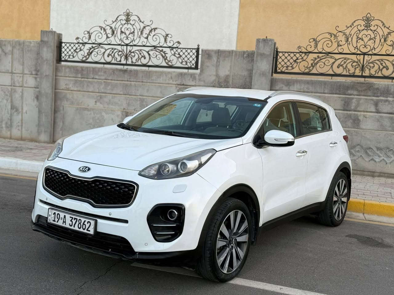 كيا سبورتج 2018 خليجي وكالة الدوليه 
رقم كربلاء الدولي تحويل مباشر 
عداد المسافه : 97 الف km
حجم المحرك : 4 سلندر 2000 دوش 
السياره بيها جاملغ امامي صبغ اثر طخه بسيطه وبارد بسيط ابواب ثنين بدون فتح 
المواصفات .. 
بصمة تشغيل وابواب - تبريد قطعتين 
زراك لايت - حساس امامي خلفي 
شاشة صغيره - كامره خلفيه - مري شفط
السعر 164 ورقه  للاستفسار الاتصال 📞 
***********  مهندس حسين  
العنوان / كربلاء / حي الحسين 
شركة_المتحدة_ لبيع _ وشراء _السيارات
