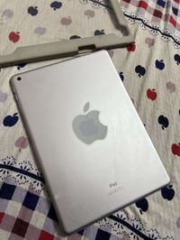 عيني ايباد 9 نضافه ١٠٠/١٠٠ كامل ملحقات ذاكره ٢٥٦ للبيع سعر ٣٥٠ الف مكا...