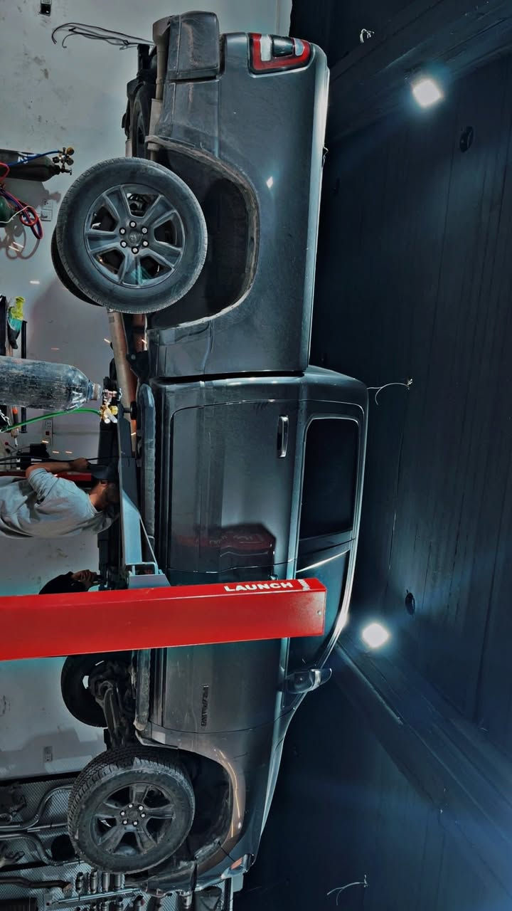 السلام عليكم
سيارة دوج رام موديل 2022 
فئة السيارة سبورت بلاك ادشن
ماشية( 73 الف كيلو )
مواصفات السيارة فول عدى فتحه 
كشنات جلد تدفئة تبريد كشنات وستيرن تدفئة شاشه تيسلا (اكبر شاشه) منافذ كهرباء USB + TYPE C 
سستم صوت هارمن كاردن 
السيارة مغلفة PPF من دبي مركز بلاك دايموند
دوسات بانزين وبريك كهرباء تحكم بلارتفاع + مرايات كهرباء + حساسات ورادارات امامية خلفية 
توقف ذاتي 
السيارة كلييين تايتل من الدعاميه للدعامية كفالة عامه من اي شي السيارة باب طويل بدي قصير + فور ويل + هيمي المرغوب 
نظام فصلة 4 سلندر تقليل صرفية البانزين
حبايب سعر السيارة 37500 قفل السيارة شرط تفحص وين متريد سونار ورقم الشاصي موجود ادزه الك
***********
