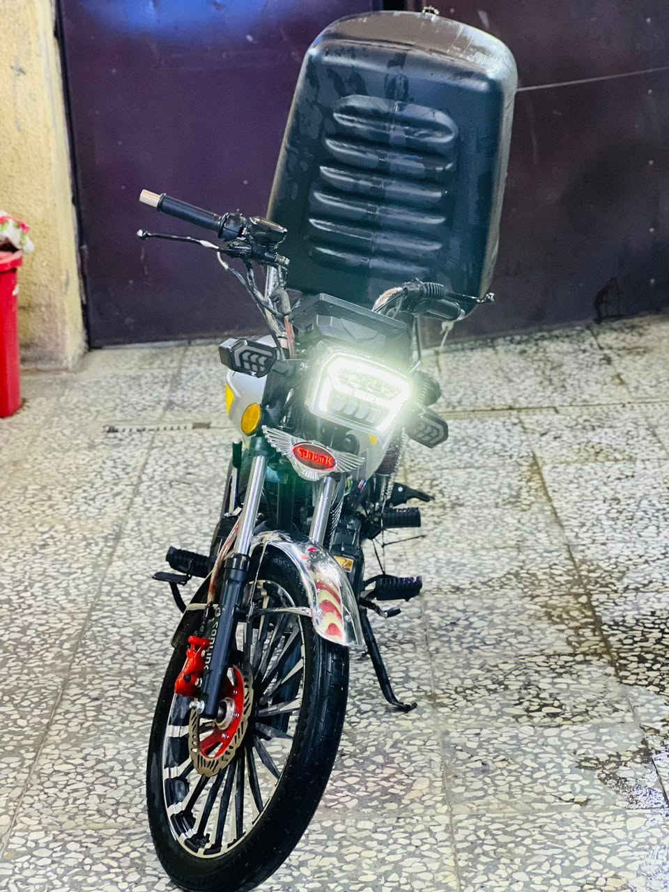 سلام عليكم دراجه للبيع سونك موديل ٢٥ نازله بشهر ٧ دراجه مكينه خير من الله مكغوله و مامفتوح برغي بيه 
الويل الورا بيه عواج شويه المكان بغداد الزعفرانيه 
الرقم ، ***********
السعر ٧٥٠ وبيها مجال
