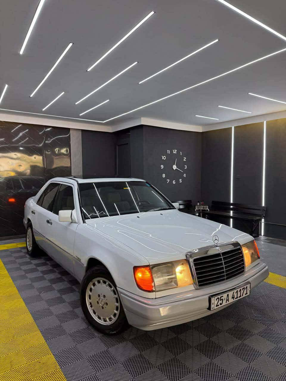 دب 300 محرك بطه موديل 89 بأسمي رقم  كركوك  انكليزي بدون تعمير ولا معجون ولا كص ولاخياس قواعد الدبلات سليمات بدون تعمير كهربائيات ستتر لوك فتحه سقف طكتين جام كهربائي كله شغال تبريد شغال تخم تاير وباتري جديد السيارة كاملة مكملة ماتصرف عليهه جاهزة من كل النواحي مكان كركوك ***********
