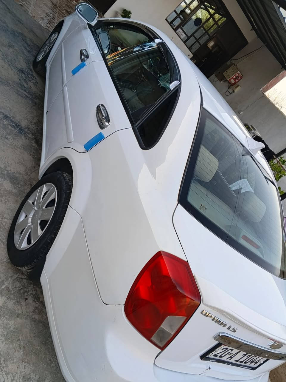 ألسلام عليكم اوبترة للبيع موديل 11 سيارة جاهزة وحلوة بيهة أماكن صبغ موضح في السونار صدر أمامي خلفي جديد مكينة وكير مكفولات نقصها مشط استيرن لان ينضح دهن سعر السيارة  85  و بيهة مجال للطيبين. مكان السيارة ديالى / ناحية كنعان. أي أستفسار اتصال ع الرقم ***********
