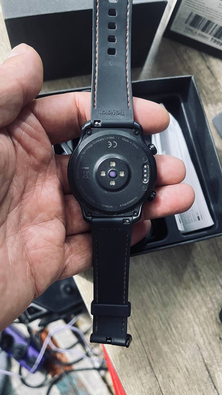 هذه هي أبرز مواصفات TicWatch Pro 3 GPS

التصميم والبناء

الأبعاد: نحو 47 × 48 × 12.2 مم

الوزن: حوالي 41.9 غ

الخامات: إطار من الستانلس ستيل مع هيكل من نايلون مقوّى بالألياف الزجاجية

أساور 22 مم قابلة للتبديل

مقاومة الماء والغبار: IP68 ودعم السباحة في المسبح

الشاشة

شاشة مزدوجة الطبقات:

AMOLED قياس 1.4 بوصة بدقة 454×454

شاشة FSTN منخفضة الاستهلاك للعرض الدائم Always-on

زجاج Gorilla Glass 3

المعالج والذاكرة

شريحة Qualcomm Snapdragon Wear 4100

ذاكرة RAM سعة 1 جيجابايت

تخزين داخلي 8 جيجابايت

النظام والتوافق

نظام Wear OS by Google

يعمل مع Android وiOS (بعض الميزات محدودة على iOS)

مساعد Google وGoogle Pay عبر NFC

الاتصال والملاحة

GPS مدمج متعدد الأنظمة (GPS/GLONASS/Galileo/Beidou)

Bluetooth LE وWi‑Fi 802.11 b/g/n

مكبر صوت وميكروفون للمكالمات والصوت

المستشعرات والصحة

مستشعر نبض PPG مع تتبع على مدار الساعة

قياس SpO2 (الأكسجين في الدم)

مقياس تسارع، جيروسكوب، بارومتر، ومستشعر إضاءة

تتبع النوم، الإجهاد، الخطوات، السعرات، وVO2 Max عبر تطبيقات Mobvoi

البطارية

سعة تقريبية 577 mAh

عمر بطارية حتى 3 أيام في وضع Smart Mode

حتى 45 يومًا في وضع Essential Mode منخفض الاستهلاك

شحن بمشبك مغناطيسي

ميزات إضافية

وجوه ساعات متعددة، تحكم بالموسيقى، إشعارات، تطبيقات متجر Google Play

دعم أوضاع تمارين متعددة مع تتبع دقيق للمسارات عبر


**إذا كنت صاحب هذا الإعلان وتريد حذفه لأي سبب، رجاءا أرسل رسالة إلى الدعم الفني**