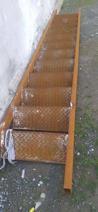 درج حديدي للبيع الطول ٥ متر عدد الدرجات ١٢ درجة للي عندو بناء او ترميم...
