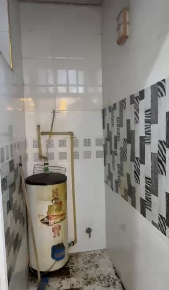 للبيع مشتمل 45 متر واق حال 50 متر 
الوجه 4,5 والنزال 10 بموقع ممتاز جداً 
يحتوي الطابق الاول على استقبال ومطبخ وخدمات 
الطابق الثاني غرفه وصاله وخدمات 
للاستفسار الاتصال على 
سيف الساعدي  ***********
او مراجعة مكتب الدار للعقار 
عنوان المكتب ام الكبر والغزلان مقابل اسواق العجوز
