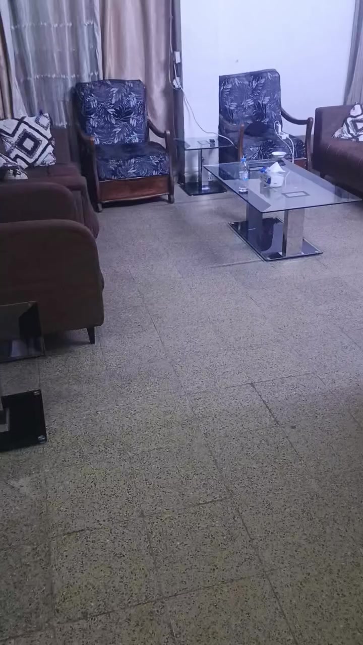 شقه مؤثثه للايجار
كراده داخل قرب الشهادة الجنسيه على ابو نؤاس طابق ثاني عوائل فقط 
ايجارها 550 
***********ابو محمد
