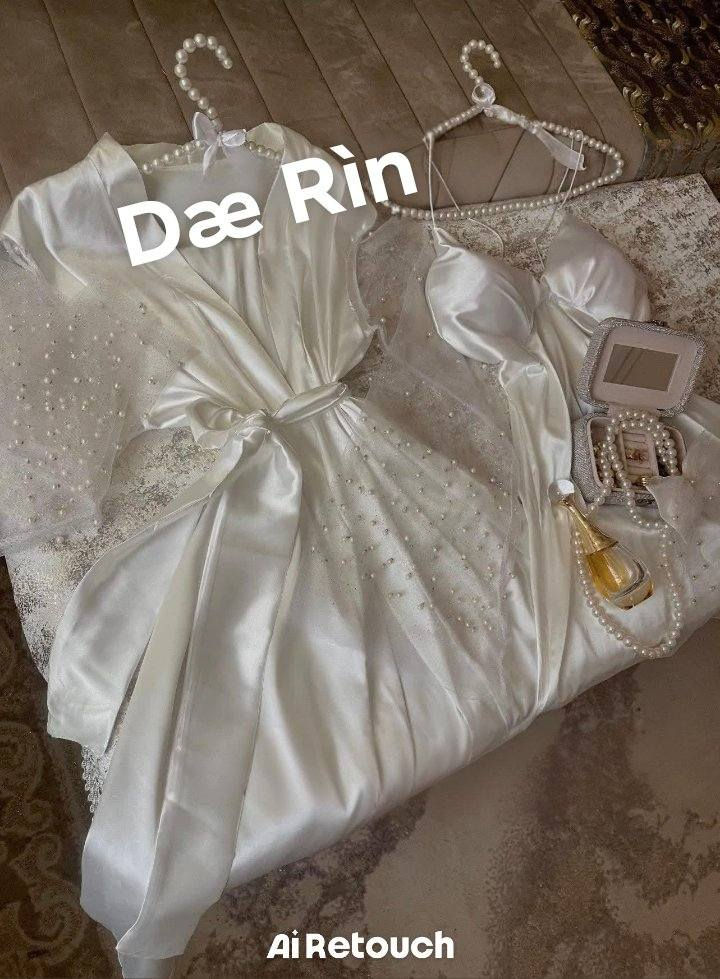 أول ليلة ليست كأي ليلة ✨
الطلة الأولى هي لي تترسخ في البال 🫶🏻💍

ديزابيي اللؤلؤ 🤍 
ديزابيي مميزة لليلة مميزة 🥰 

أناقة ونعومة لليلة لا تُعوض ✨🤍
نويزات بالبونج كروازي في الظهر + كيمونو سلس وناعم مع مونش باللؤلؤ 🪞 + اكسسوار للشعر 
ديزابي لي تخليك تباني أميرة غرفتك 👑
 وتوصيل متوفر ♥️


**إذا كنت صاحب هذا الإعلان وتريد حذفه لأي سبب، رجاءا أرسل رسالة إلى الدعم الفني**