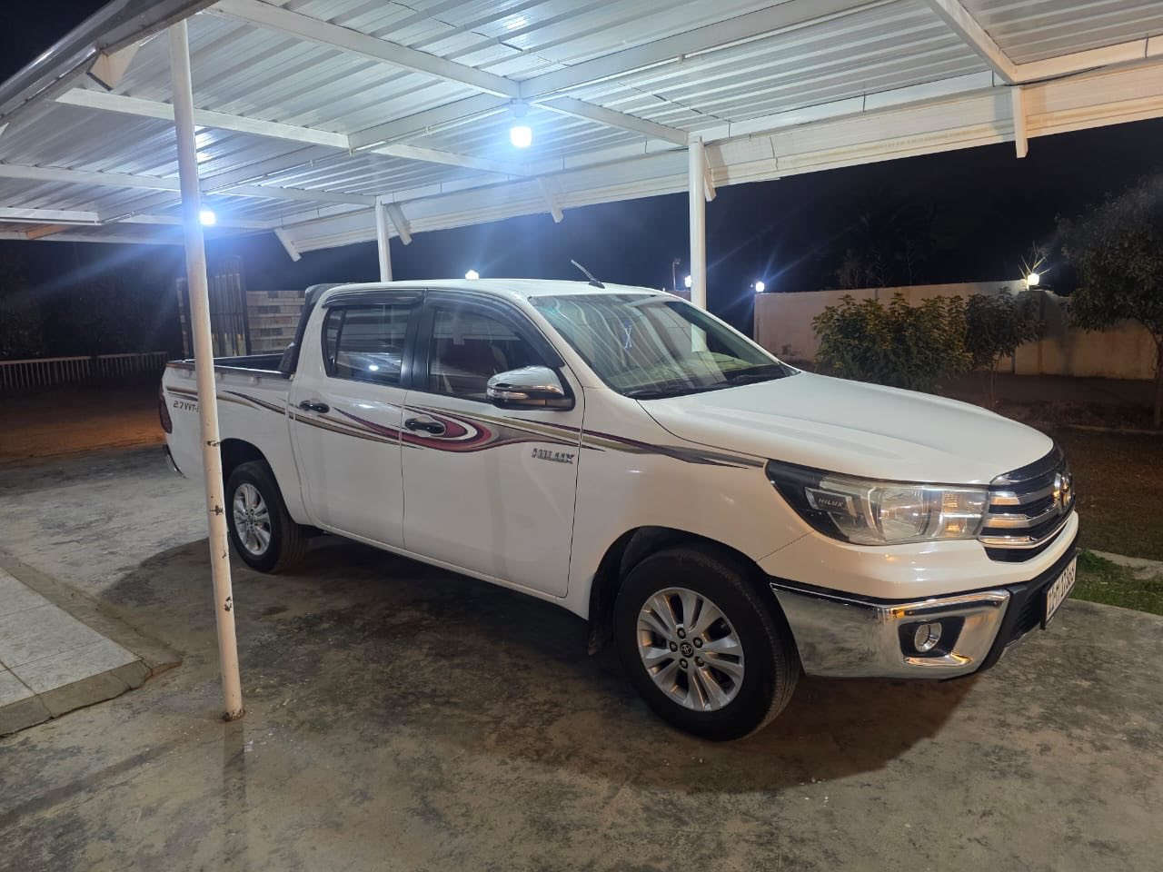 تويوتا هاي لوكس 2016  سيد نهرو بدون صبغ بدون حادث سياره جاهزه بدون اي نقص رقم بغداد تحويل ثاني يوم بإسمي صدر تبريد شغال محرك مامفتوح تخم تاير جديد السعر 24 الف وبيها مجال بسيط
المكان ناحية الصقلاوية 
رقم الهاتف ***********
