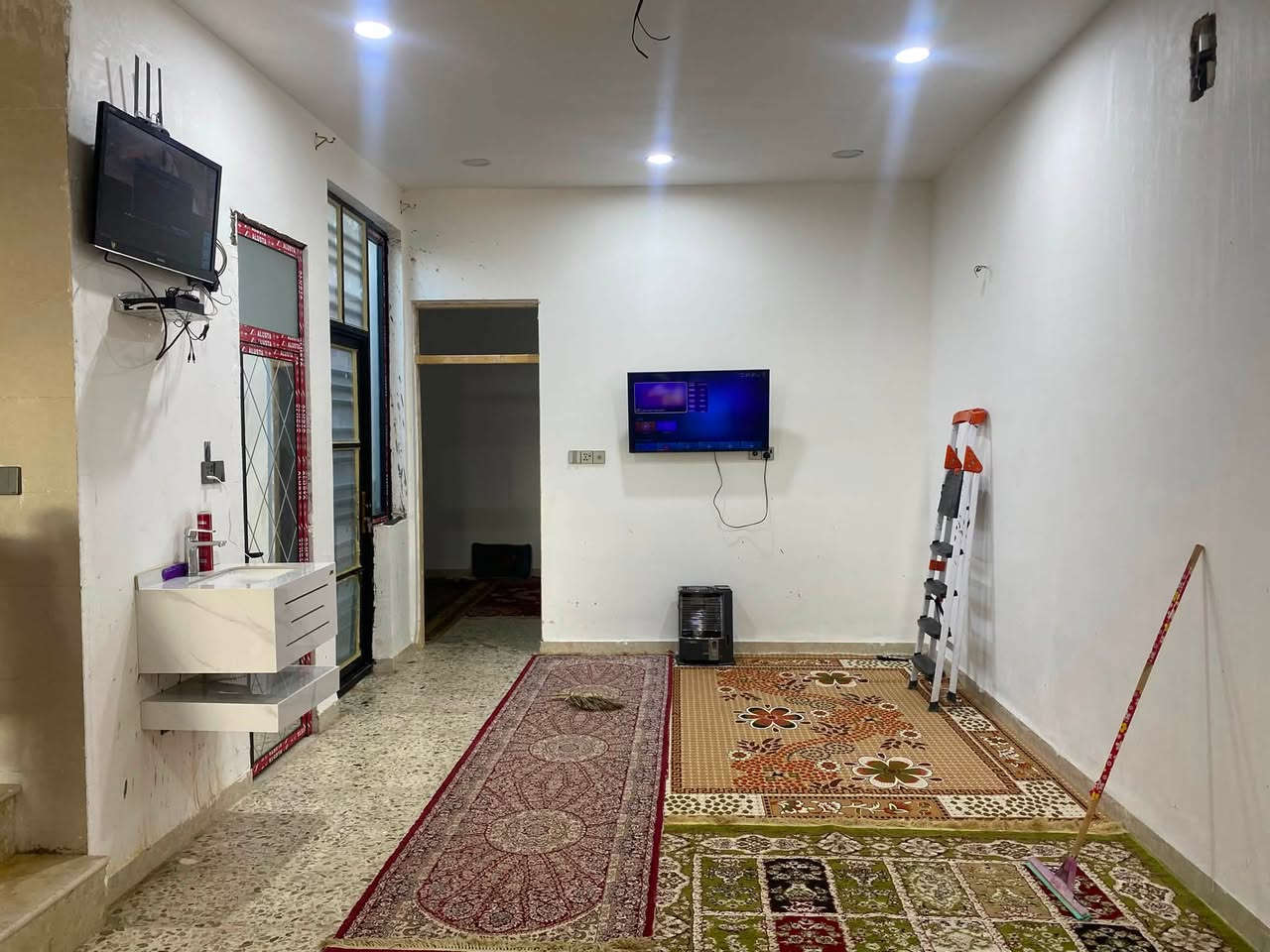 سلام عليكم
بيت با الصابيات
١٢٥م
مقابيل خدمات وشارع عشرين
البيت طابقين
بناء جديد 
يحتوي على ستقبال مفتوح على الحولي
مطبخ حار بارد
حمامات توليت٣
الطابق الثاني 
غرفتين حولي 
بيتونه سطحين
الاستفسار ***********
بي واتساب
