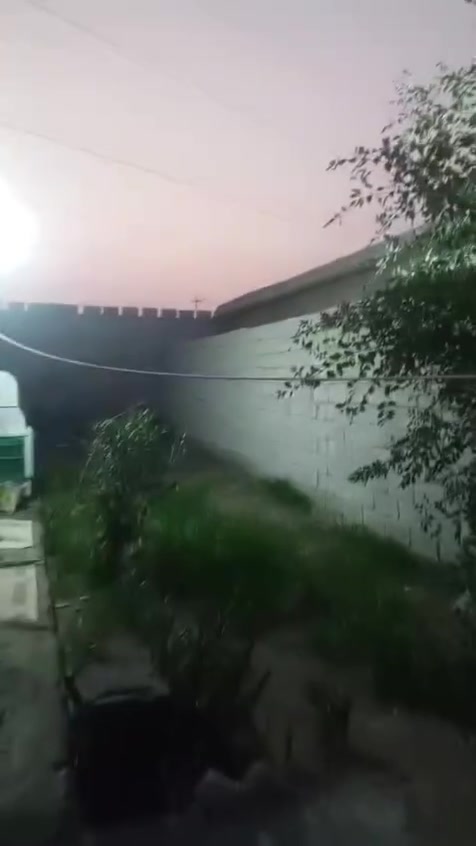 بيت للبيت الالبان شارع المدارس مساحته 200 مبني 100 وباقي 100 للبيع ب11 وبي مجال للاستفسار اتصال ع الرقم ***********
