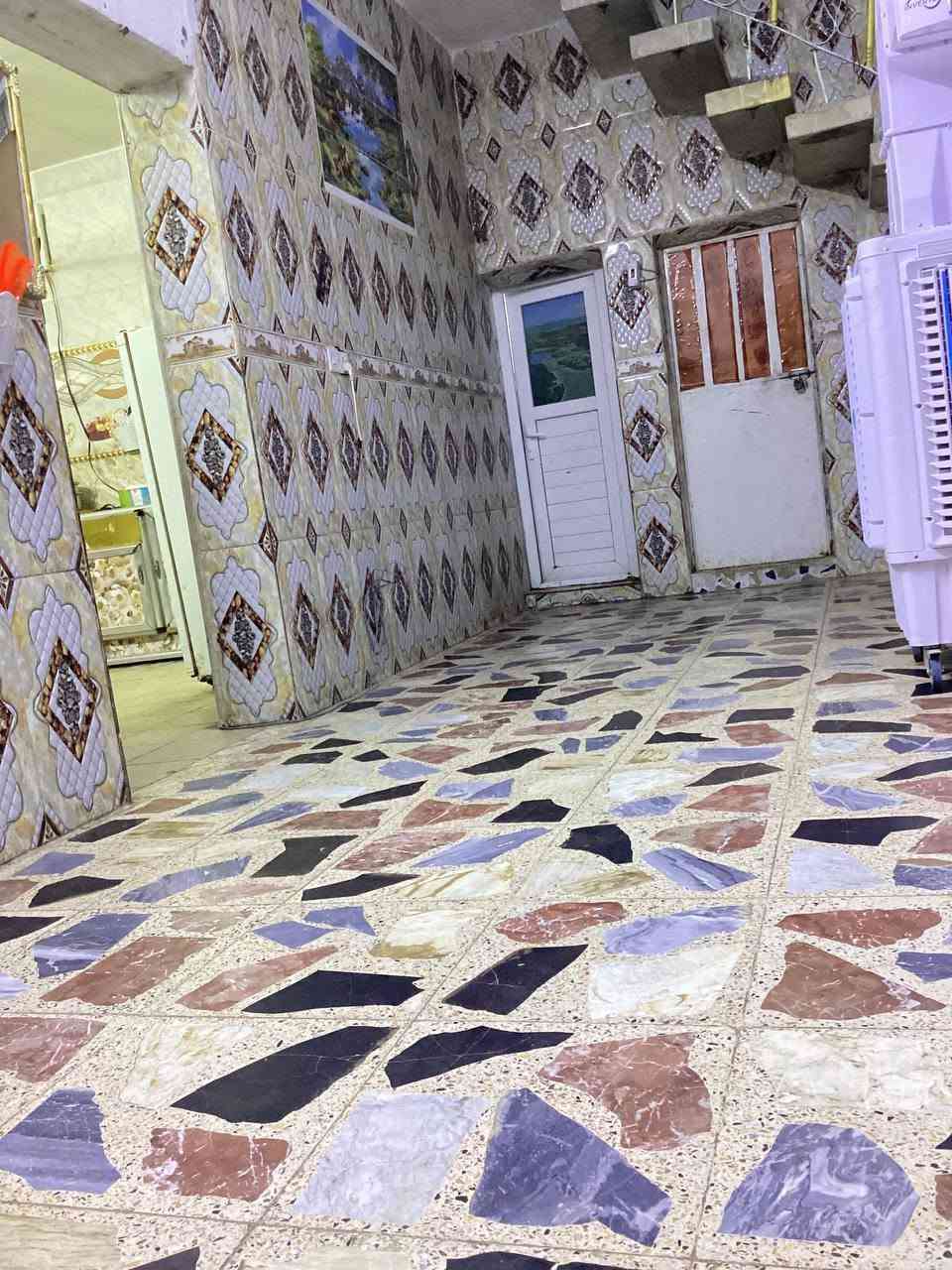 بيت  طابو مساحته 200 طابقين .بي  اربع  غرف  وركن ومقابيله مدرسه ومنتزهه مكان حي الحريه 
***********
***********
