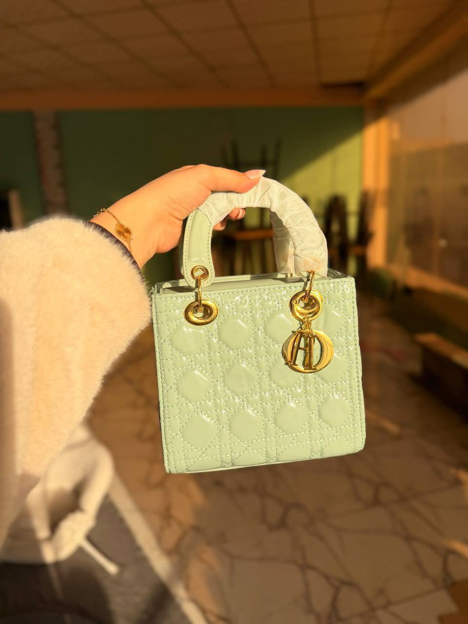 The Icon: Lady Dior Ar
القطعة اللي ما يختلف عليها ثنين.. وصلت وجبة جديدة من حقيبة ديور بلمعتها المميزة وألوانها اللي تخطف القلب.
ب الخامة: جلد لامع (Patent) بجودة عالية.
• التفاصيل: ملحقات ذهبية كاملة.
• السعر: 20 ألف فقط.
٢ الطلب عبر الدايركت (Direct)
(أرسلي صورة اللون اللي عجبج وتدللين)

عندي اظافر ومكياج واكسسوارات وجنط واحذيه
ومكات وهواي شغلات لطيفه بسعر مناسب رسلوني
خاص وادزلكم 
وموجود توصيل لكل العراق


**إذا كنت صاحب هذا الإعلان وتريد حذفه لأي سبب، رجاءا أرسل رسالة إلى الدعم الفني**