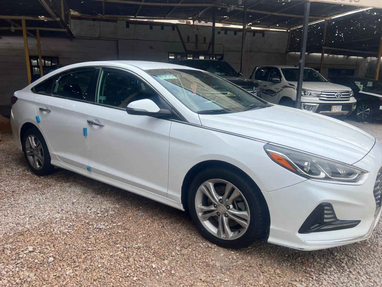 السلام عليكم
سلام عليكم ورحمة الله وبركاته 
سوناتا 2018

 امريكي
مكفولة كفاله عامه 

 محرك  2400 

مواصفات 
بصمة تشغيل وبصمة ابواب
بچم سبورت 
 تبريد قطعتين امامي وخلفي رادارات خلفية وجانبية اشاير بالمرايات 
كشن السائق كهرباء 
تدفئة بالكشنات وتدفئة بالستيرن تحكمات جهتين
مانع انزلاق وبريك ABS شاشة وكاميرا بلادي 
ومكان شحن وايرليس صندوق ذكي يفتح عند الاقتراب 
نظام قيادة درايف مود 
كروس سرعة
يدات نيكل
و باقي المواصفات معروفه 

السياره نضيفه بمعنه الكلمه 

السعر 145 وبيها مجال للشراي 
 العنوان : الأنبار الرمادي 
اتصال : ***********
