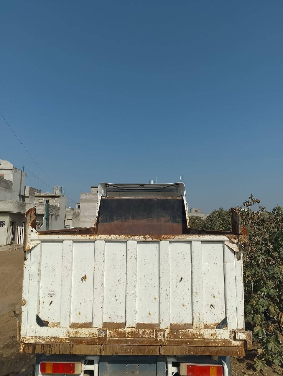 السلام عليكم عندنا هذا البودي للبيع مال قلاب العنوان موصل جنب الايسر وعندنا محرك وياه ايضا ملبوبه 2001 والاتصال على هذا الرقم ***********
