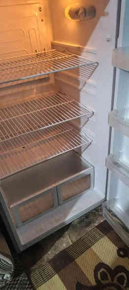 ثلاجة جديده لبيع استعمال قليل  السعر 300 اتصل *********** المكان كربلاء طوريج
