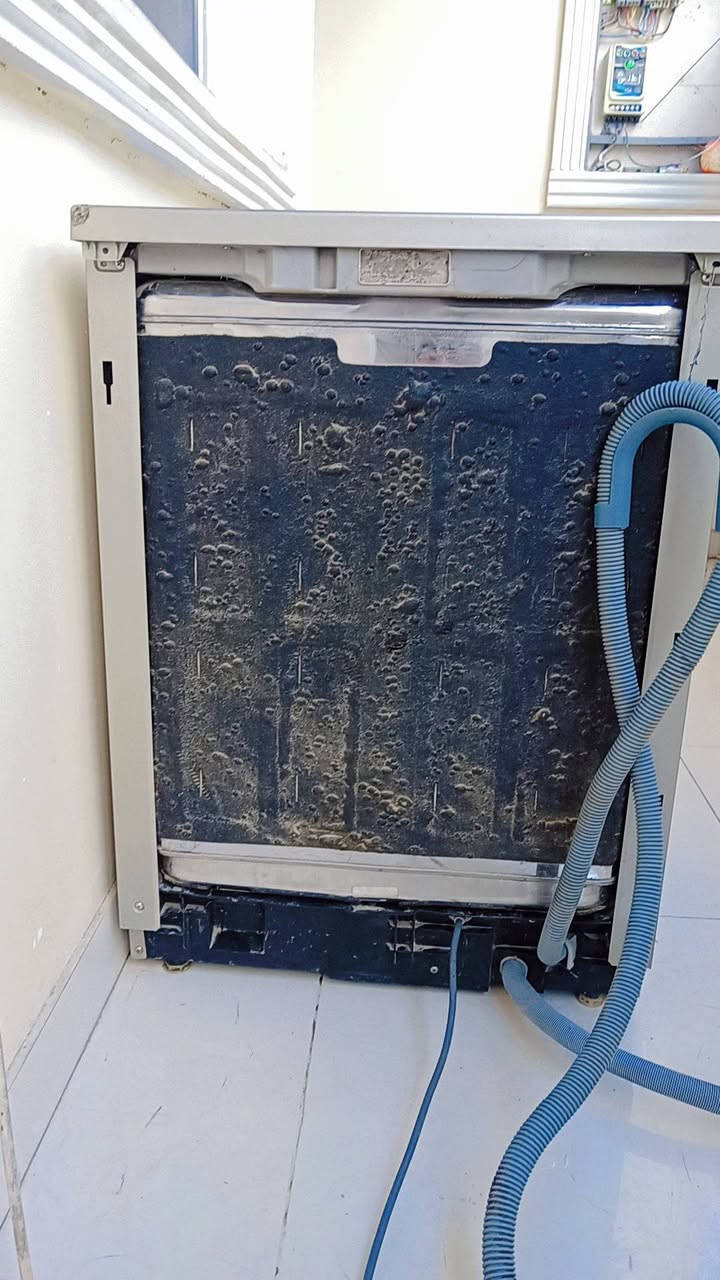 السلام عليكم 
للبيع غساله صحون نوع LG  سبع برامج حديث نظافه 100/80رقم الهاتف واتساب ***********
