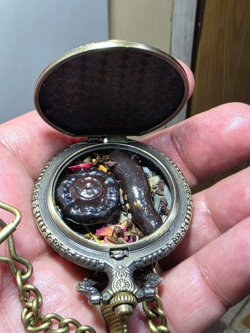 قلاده من.النتيك معه حجر هبهاب فرعوني حجر قوي جدا فول من اقوا الحجار حجر مروحن ومنجم ومكشوف مناميا فول مال زماط محبه قويه جدا تقارب تهيج ف.س اد طاعه خضوع عقد لسان.تسهيل امور تواصل خاص او واتساب *********** قلاده قديمه فرعونيه معه حجر هبهاب فرعوني فول
