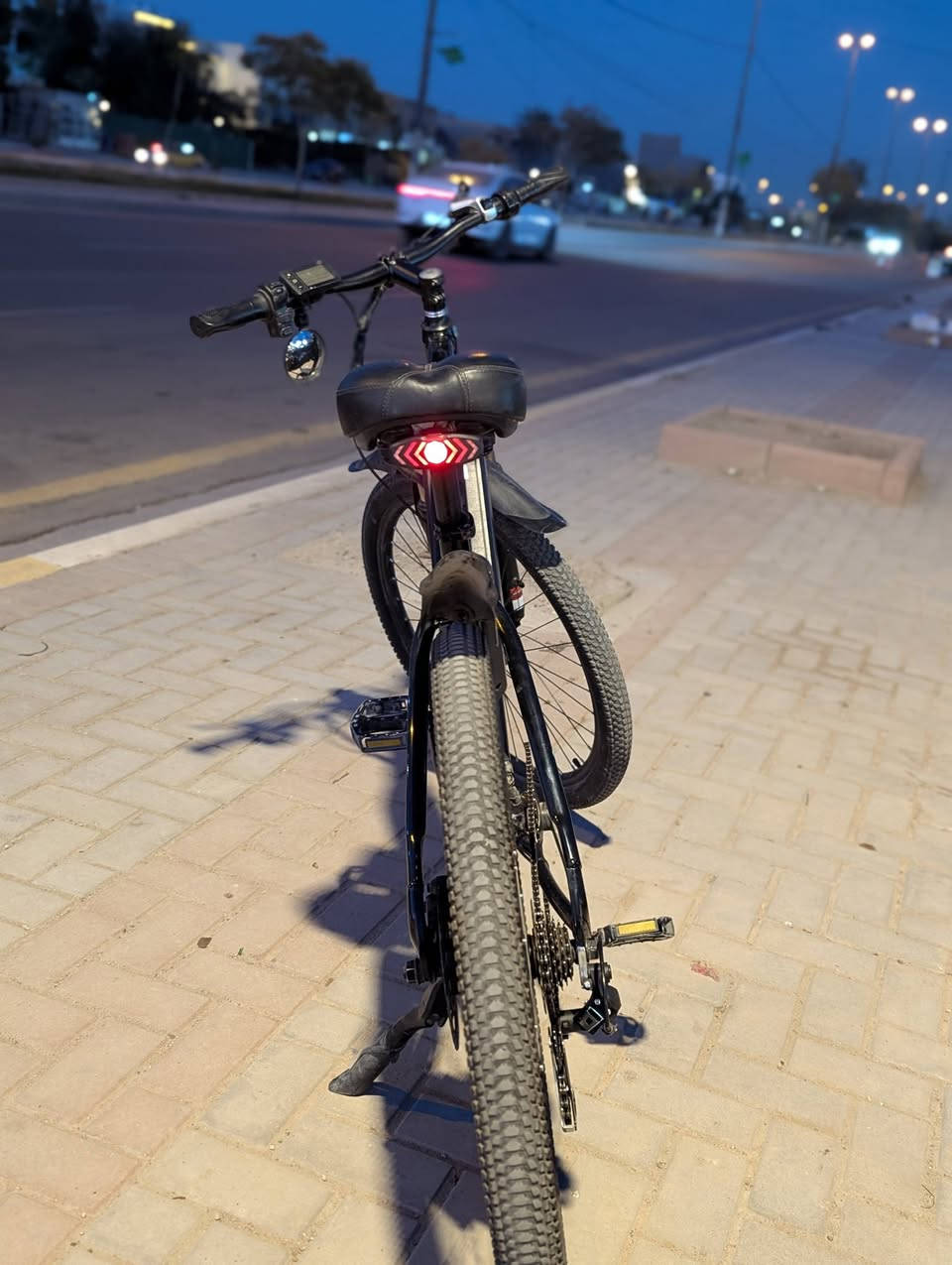 السلام عليكم،

بایسکل هايبرد كهربائي 27.5

بایسکل هايبرد أو كهربائي

الفريم بدون علامة عادي بس النظام الكهربائي الماطور ( Pengyuan) و العقل اصلی و بطارية ليثيوم .

الفريم المنيوم.

حجم : 27.5

کیر 7 سرعات خلفي.

دبل امامي سبرنج

ما طور حجم كبير 500 Watts حقيقي

بطارية ليثيوم 48V فولت 12 امبير, 576

يوصل مسافة 30-50 کیلومتر حسب الاستخدام السرعة 40 إلى 46 كم اس حسب.

بريك هايدروليك شيمانو خلفي ، و امامي عادي واير بي حساس يفصل الماطور عند الاستخدام

شاشة ملونة لعرض معلومات، مثل السرعة و المسافة و وقت الاستخدام و الشحن و غيرها من الاعدادات.

لايت امامي قوي.

واقيات طين امامي و خلفي

يعمل كابايسكل عادي و كدراجة كهربائية.

مكاني بغداد حي الجهاد.

رقمي:
***********

واتس اب و تلکرام و كذلك متواجد على الفيس.

السعر 500 ألف و و بي مجال أن شاء الله.
