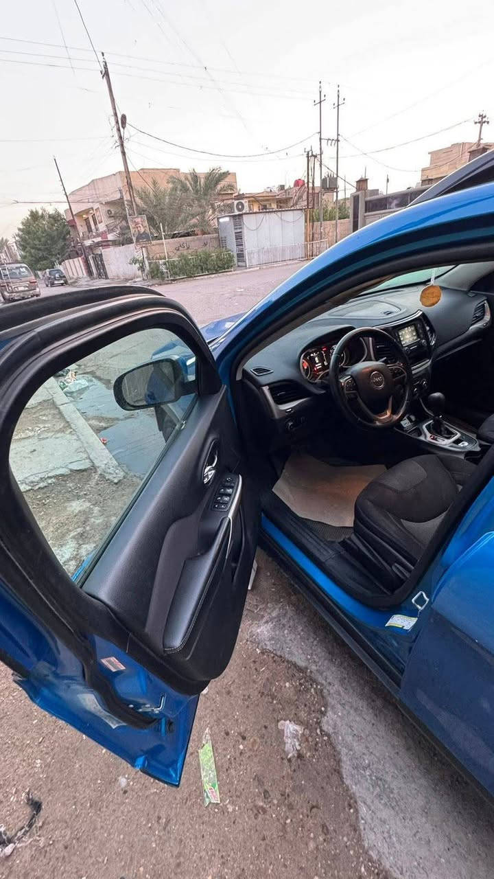 السلام عليكم

جيب شيروكي بزون ٢٠١٨ محرك ٢٤٠٠ 
رقم اربيل باسمي
محرك جديد صارله ١٥ يوم مشدود
صدر جديد بالكامل امامي خلفي صارله شهر مشدود
تايرات تخم جديد
((ضربة السياره چاملغ امامي جهة السايق وچاملغ خلفي نفس الجهه ماواصل للداخل مصبوغه الجهه كلها لتوحيد اللون البنيد مصبوغ اثر شخوط))

نقوصات السياره :
١-تبريد بي ليك مسرب الغاز
٢-ويده مال ماسحات 

السعر ١١٥ وبيها مجال للشراي
المكان البياع حي الاعلام 
للتواصل واتس آب 
***********
