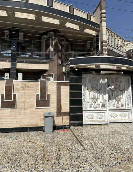 دار للبيع مساحه 210 م بغداد حي اور ال 600 قريب على شارع العام شارع اسواق عطا العبيدي بناء 2019 جديد وفارغ 
متكون من 4 غرف نوم من ضمنهن 2 سويت
صاله+استقبال+ مطبخ حار بارد + حديقه صغيره+ سطح خلفي وامامي + ارتفاع على شارع متر 
السعر 
635.000.000 مليون وبي مجال
*********** صاحب الدار
