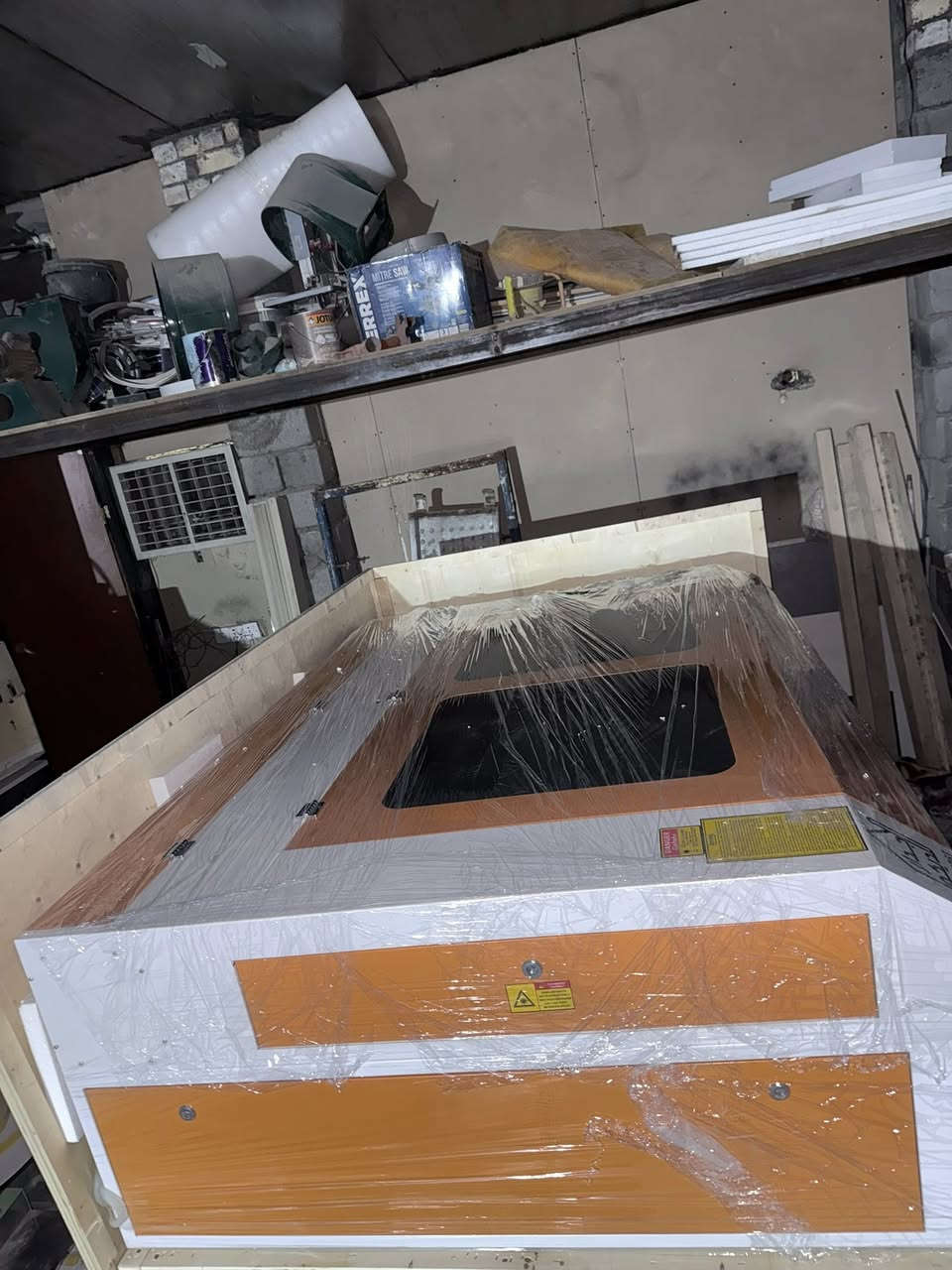 السلام عليكمco2جديد.                                                    ***********
مواصفاتها خليه نحل 

طبله متحركه

تيوب ريسز

تيوب ١٦٠w حقيقي

ستوب طوارئ

دكم لمس

شاشه ملونه

فاكيوم كبير 

جلر تبريد ٥٢٠٠

كمبريسر داخلي

فلاش تعليم 

دوره تعليم مجانيه للتشغيل 

شاشه خزن داخلي

يشتغل ارضي و منضدي

ضمان سنه 

صيانه مجانيه سنه

بغداد الدوره
