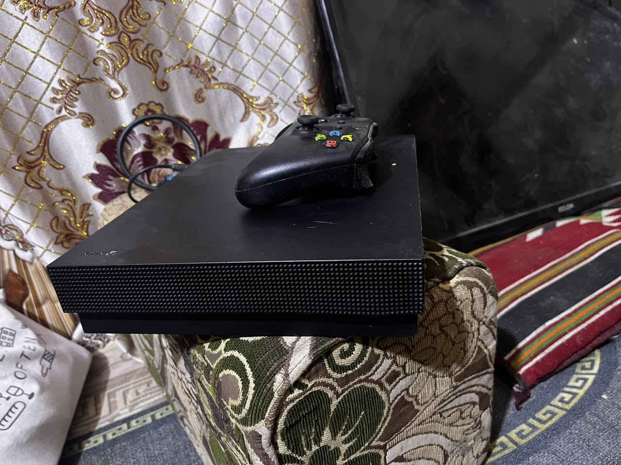 عندي اكس بوكس وان اكس ما مفتوح كامل الملحقات جهاز بي بس هاي طخه من توصيل صايرها هيجي جهاز نضيف خوان سعرها 180 ألف الله شاهد محتاج وريد ابيعه لاحد يكسر بي قفل سعرها 180 ألف رقمي *********** مكاني بالبصرة حيانية ما عندي توصيل للاسف تجي للبيت تستلمه
