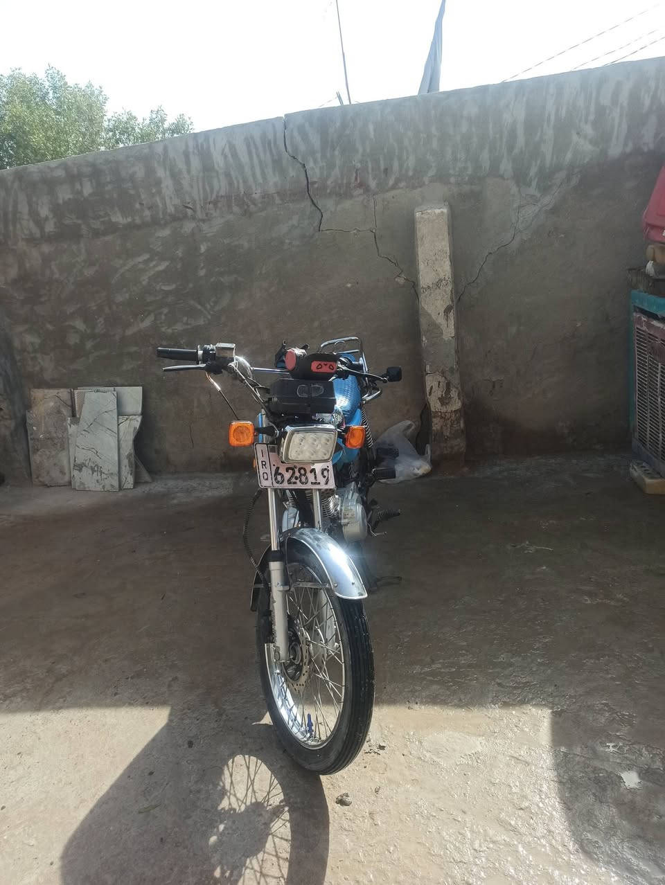 السلامه عليكم دراجه نامه 21رقم جديد بسمي النضافه شوفت عينك كله جديد مبله تايرات جديده والشراي بيه خيرويدلل سعر850وبيه مجال قليل رقم ***********بيه واتساب
