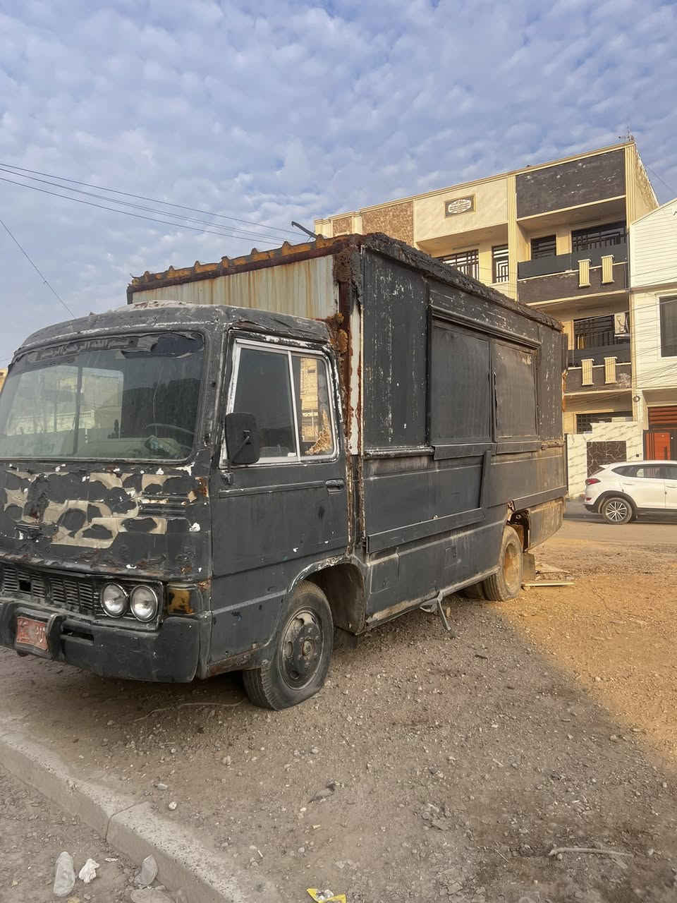 السلام عليكم سياره مطعم متنقله متروكه للبيع بمليونين تشتغل بس بيها نقوصات من باتري وعقل وشكم شغله 
***********
