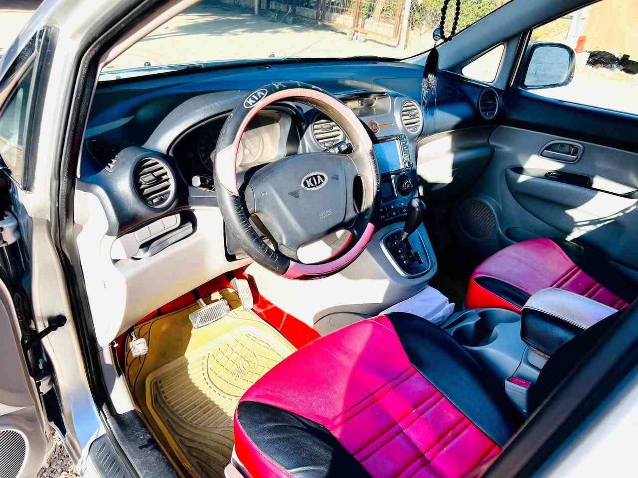 كيا كارينز 2009
حدادية جديدة 

تخم تايرات 

تبريد قطعتين ثلج 

بيها بارد وصبغ بالجاملغ عكس السايق 

وبارد بالجنطة وخدوش بسيطة بالبابين 

رقم بغداد بسمي السعر ١٠٥ وبيها مجال رقمي *********** 
مكاني الديوانية قضاء الشامية
